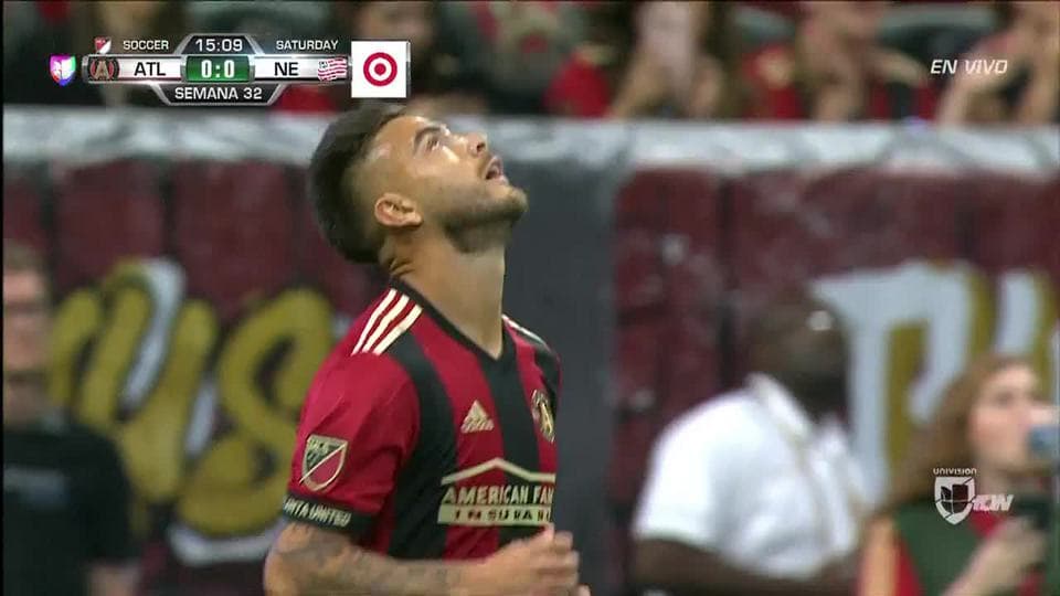 Tiro desviado de Jeff Larentowicz