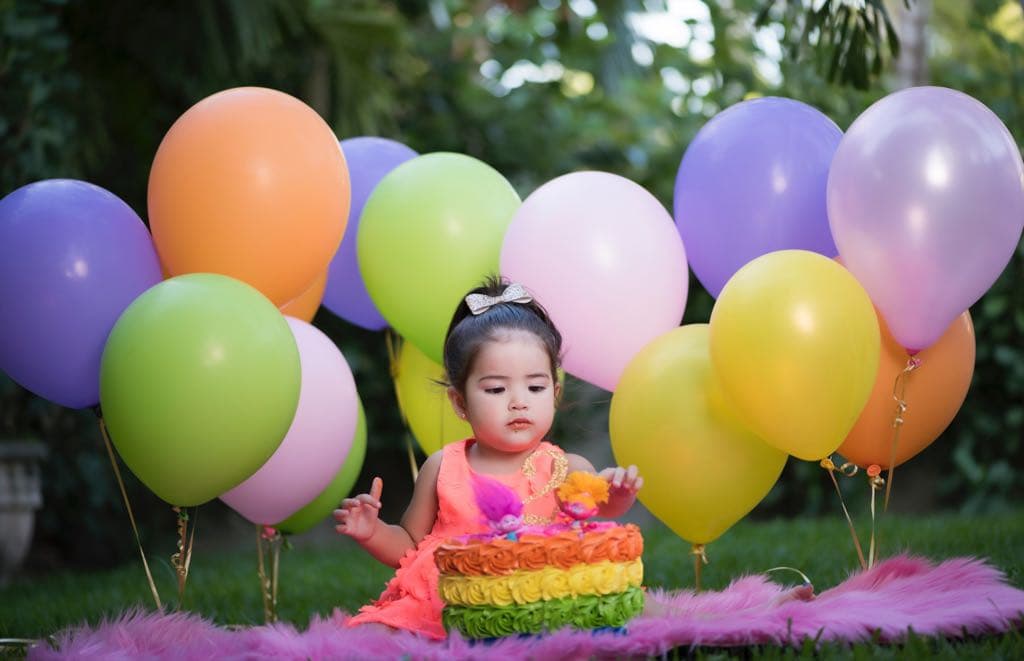 #BabyGiulietta tardó un poco en animarse a probar su pastel de cumpleaños.
