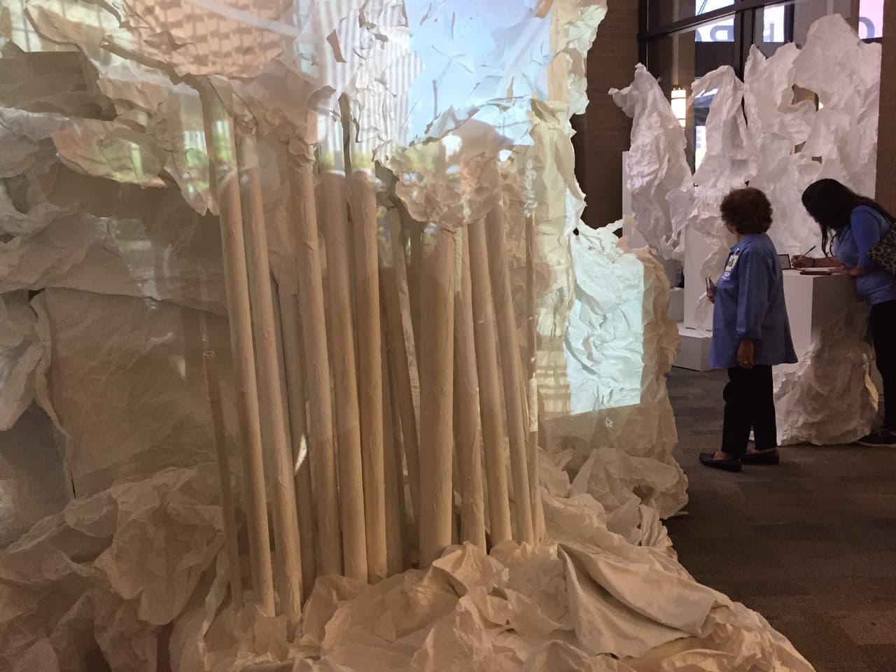 El colegio comunitario presentó una obra de arte abstracta en la que se proyectaron imágenes que buscaban responder a la pregunta: ¿Qué significa El Centro para ti?