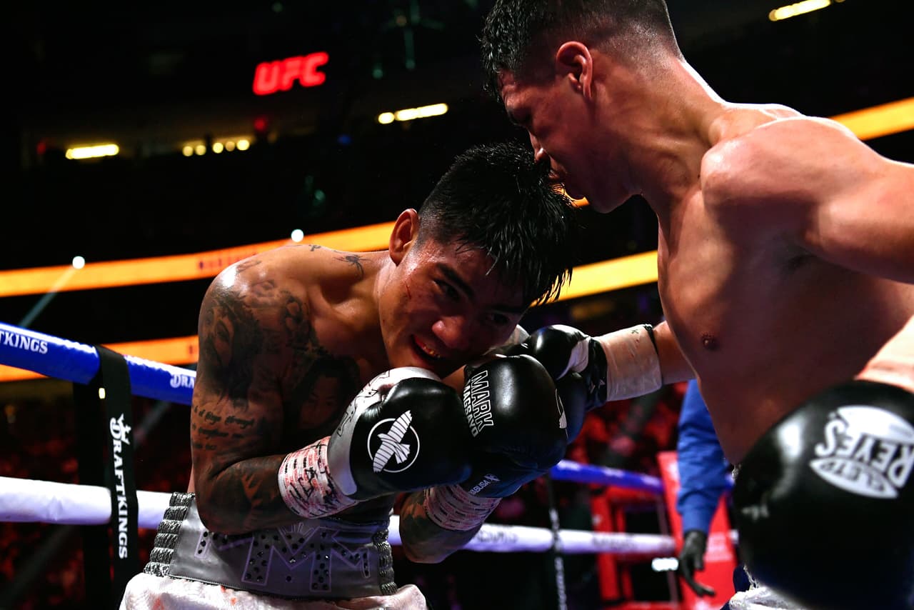 El filipino Mark Magsayo noqueó de forma brutal al mexicano Julio ‘Pollito’ Ceja en el décimo round de su contienda eliminatoria del CMB en peso pluma.