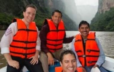 Pero eso no impide que recordemos que esta foto fue borrada de las cuentas del Presidente de México, Enrique Peña Nieto, undía antes de que el Departamento del Tesoro de Estados Unidos vinculara al cantante chiapaneco con el narcotraficante Raúl Flores.