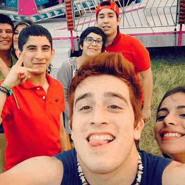 Sus familiares siempre estan unidos para brindarle todo el apoyo necesario.