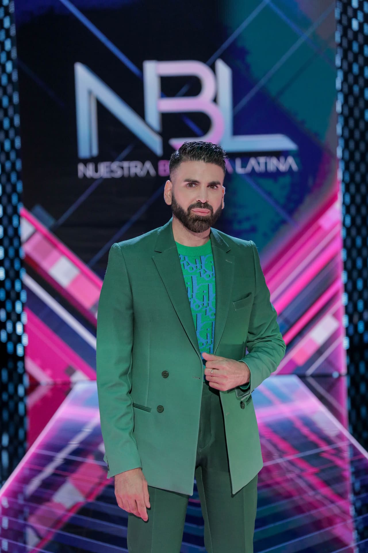 El español fue el encargado de diseñar su propio look y decidió utilizar un traje verde diseñado por Dior.