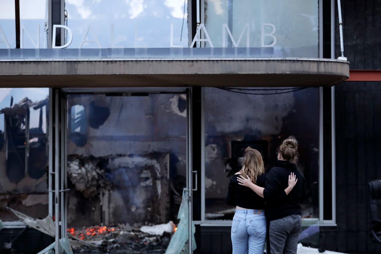 Algunos negocios fueron vandalizados y saqueados, mientras otros fueron destruidos por completo.