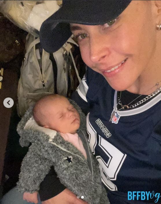 El joven, de 22 años, recientemente
<a href="https://www.univision.com/famosos/vanessa-guzman-nieta-primeras-fotos-fotos">convirtió en abuelos a los actores</a>, pues el 20 de octubre nació su hija.
<br>