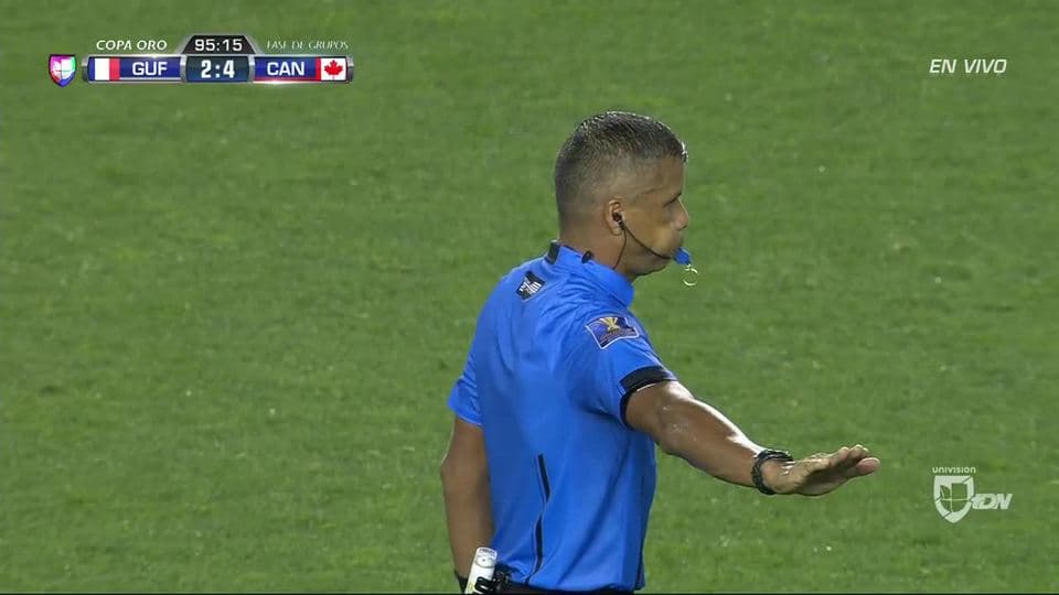 Se acabó. El árbitro da por terminado el partido.