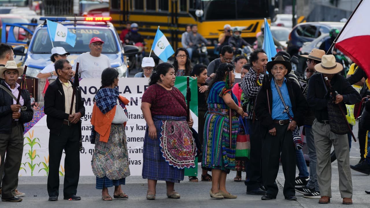 Miles de campesinos e indígenas bloquean carreteras de Guatemala en rechazo a acciones de la fiscalía contra proceso electoral