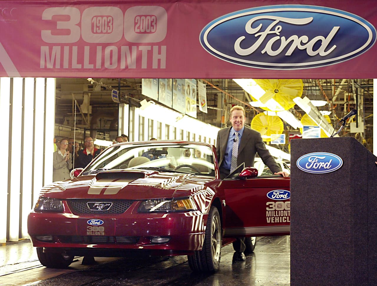 En 2003, coincidiendo con los 100 años de la fundación de la Ford Motor Company, el fabricante ensambló su unidad número 300 millones. Nada menos que un Mustang GT rojo, el auto favorito Bill Ford, el presidente de la compañía.