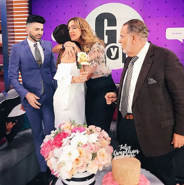 "[...] pero hoy me siento mas bendecida que nunca por estar rodeada de grandes amigos que han sido cómplices de mis alegrías, junto a alguien muy especial que en poco tiempo ha llenado mi vida de mucha ilusión y amor. 
<a href="https://www.univision.com/shows/el-gordo-y-la-flaca/carlos-ponce-le-mando-flores-a-karina-banda-en-el-gordo-y-la-flaca-y-lili-fue-su-complice-video">Gracias por mis sorpresas</a>, no sé cuál me gustó más. ¡Feliz cumpleaños a mí!".