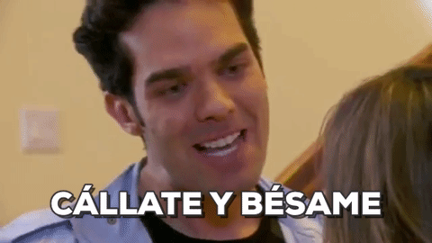 Dale una forma cóncava a tu mano para que suene, pero procura no generar mucho dolor.