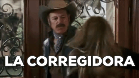 Procura usar anillos o dijes. Siempre usa esta arma letal para desenmascarar infidelidades o excusas baratas.