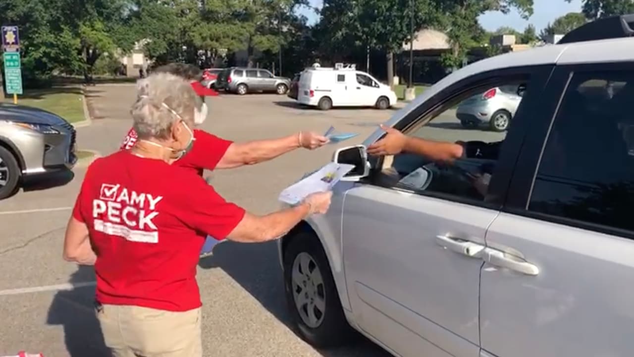 No es necesario bajarse del vehículo para recibir las mascarillas. Se tiene previsto que se entregen 300 paquetes en cada uno de los puntos.