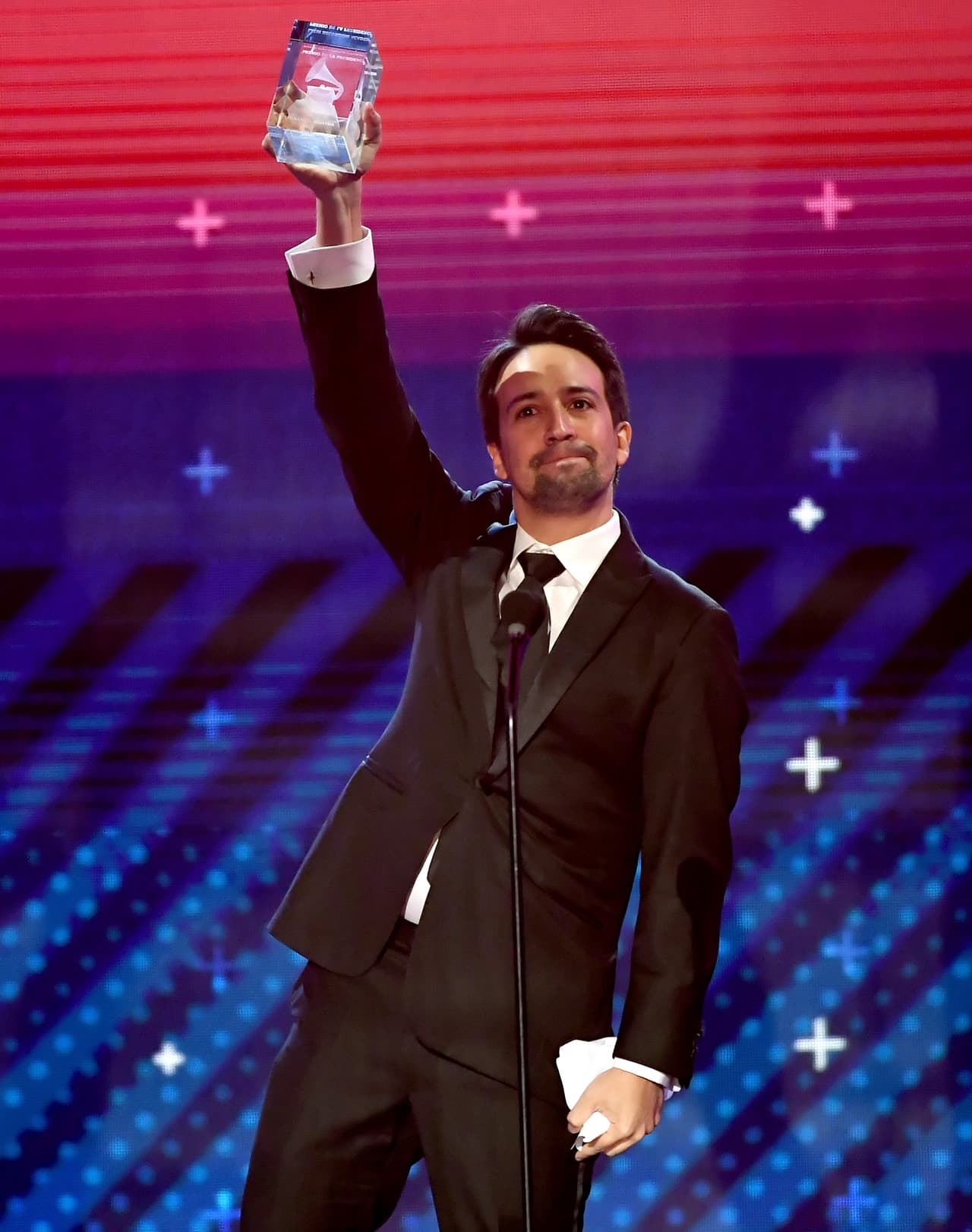 Lin-Manuel Miranda recibió el Premio de la Presidencia de manos de Gabriel Abaroa Jr., presidente/CEO de La Academia Latina de la Grabación, por sus sobresalientes y numerosos aportes a la comunidad latina.
<br>