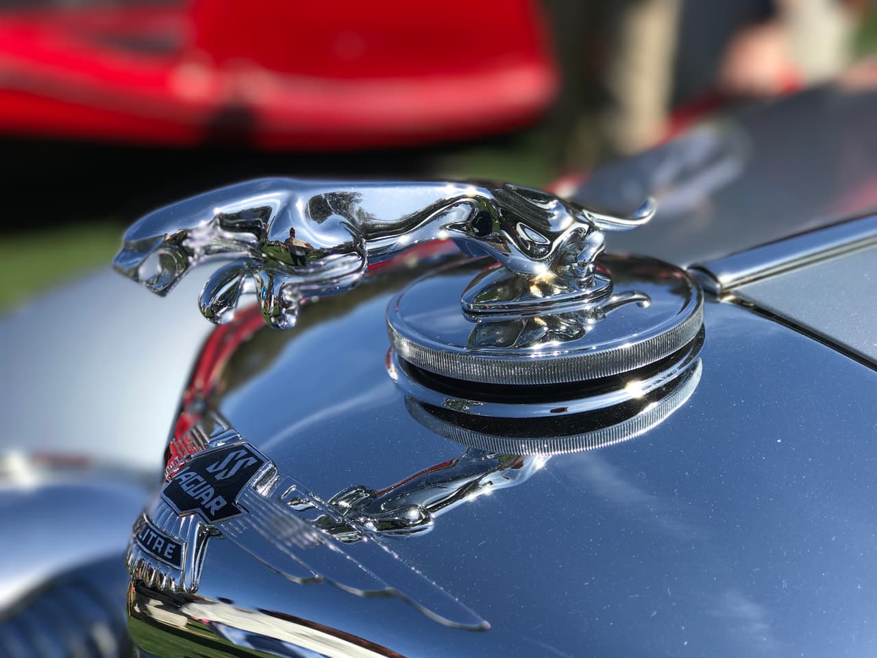 Jaguar es el dueño de uno de los ornamentos de capó más acertados y perdurables de todos los tiempos, que lamentablemente fue dejado de usar hace menos de 10 años. El ‘gato saltando’ es tan hermoso como el
<b> Jaguar SS 100</b> cuyo capó adorna.
<br>