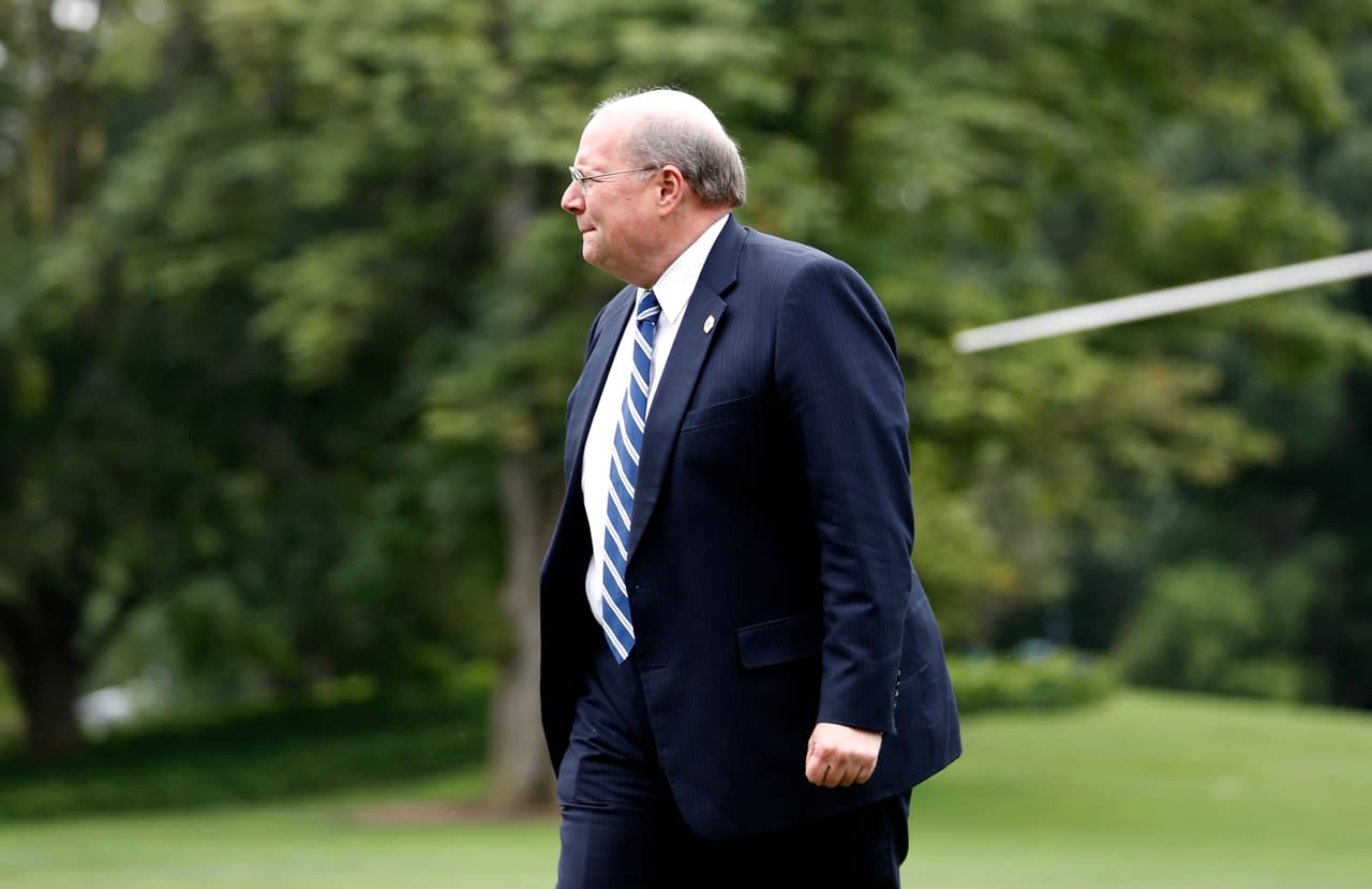 <b>Joe Hagin,</b> subjefe de gabinete, anunció su renuncia 19 de junio de 2018. Había trabajado para los últimos cuatro presidentes estadounidenses del Partido Republicano: Trump, George W. Bush, George H. W. Bush y Ronald Reagan. "Joe Hagin ha tenido un valor enorme para mi Gobierno. Planeó y ejecutó el viaje más largo al extranjero y uno de los más históricos que jamás ha hecho un presidente (en referencia al encuentro con Kim Jong Un), y lo hizo todo perfectamente", dijo el presidente Donald Trump en un comunicado.