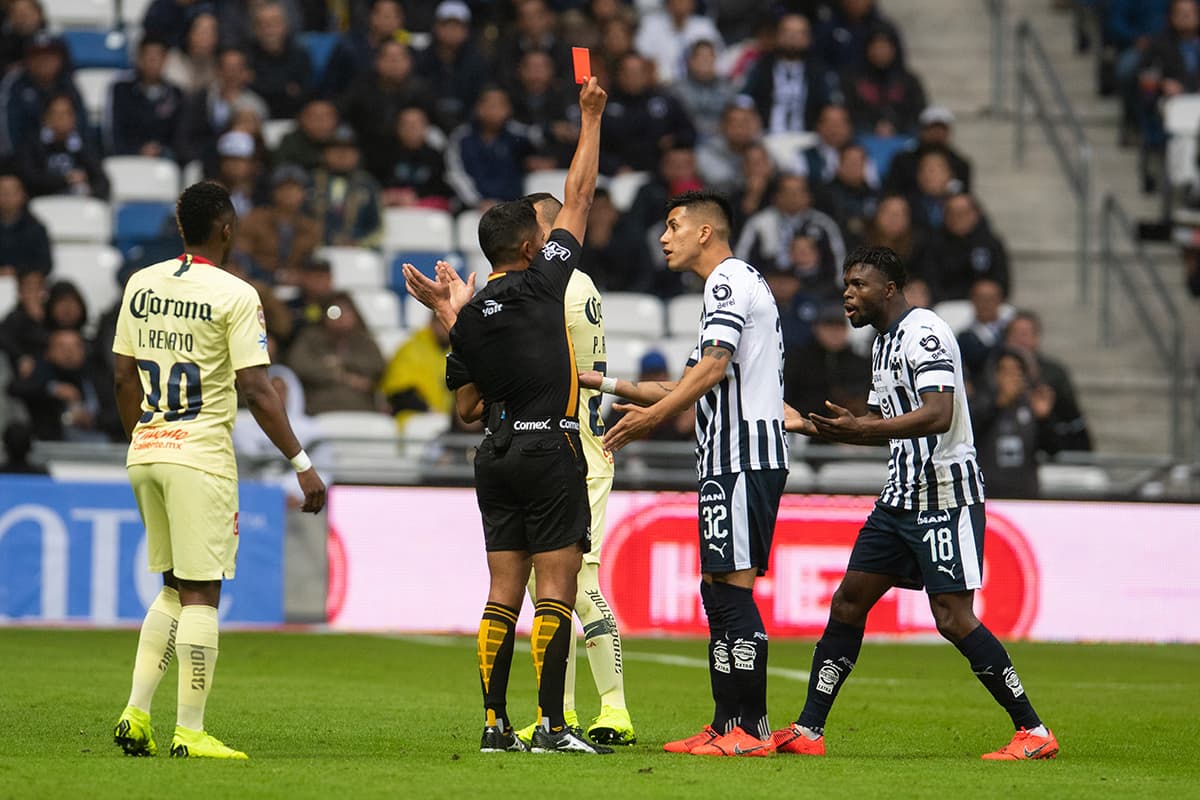 Avilés Hurtado (derecha) fue expulsado luego que el árbitro Fernando Guerrero revisara el VAR.