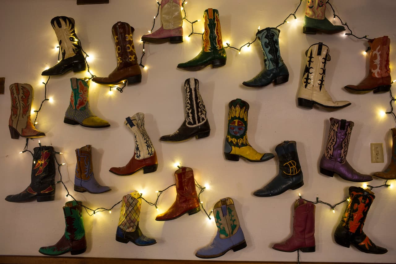 La pared del café Bad Rabbit en Terlingua, Texas. 27 de marzo de 2017.