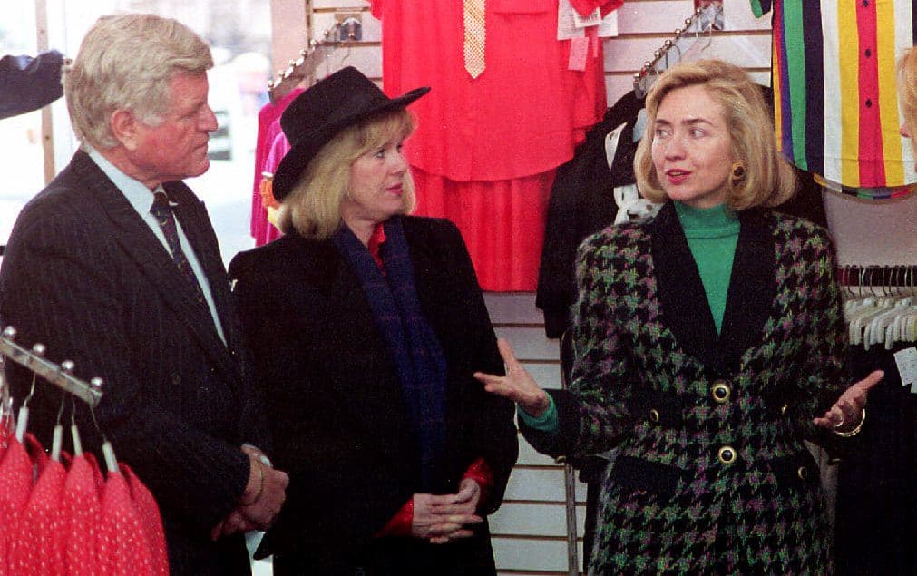 Cualquier aficionada a las tiendas vintage siempre está a la casa de una pieza como esta que lució Hillary Clinton en una de sus apariciones públicas en 1995. La gran solapa, los botones dorados, que era una especie de obsesión de la época, y el saco tejido al estilo gallineto en varios colores crearon el estilo 'mom' (mamá) que tanto impera por estos días. JOHN MOTTERN/AFP/Getty Images