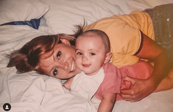 "Hace un tiempo nos dijeron que en otra vida fuimos almas gemelas... y no me cabe la menor duda que así fue... todo lo que soy te lo debo a ti mamá, mi cómplice, mi amiga, mi consejera, mi fuerza, la mejor mamá del mundo. Compartimos el mismo nombre, la misma numerologia (aunque no lo crean ja) los mismos ojos, la misma profesión y pues si el parecido también pero lo que espero algún día es llegar a ser una gran mujer y una extraordinaria mamá cmo tú. Te amo y te extraño. Feliz día mi 'Gaviota'", externó Sofía en esta postal del recuerdo.
<br>