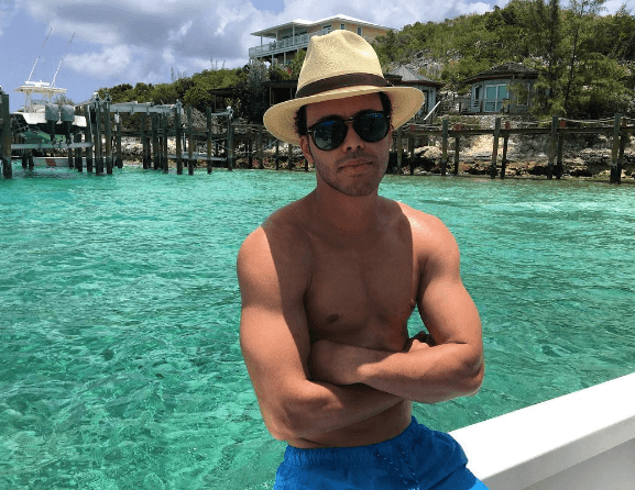 Este hombre además de ser un talentoso de la cachata se ha destacado por su cuerpo muy bien ejercitado.