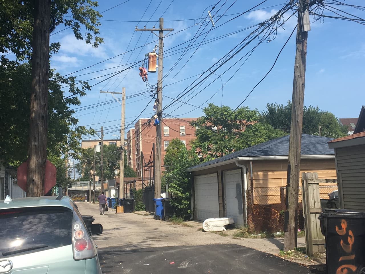 Muñecas y juguetes colgados.