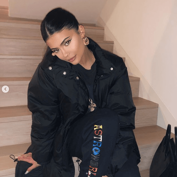 Y para diciembre del mismo año, Kylie Jenner ya figuraba en 
<b><a href="https://www.univision.com/entretenimiento/kylie-jenner-en-el-top-10-de-las-celebridades-mas-ricas-en-eeuu-segun-forbes-fotos" target="_blank">el top 10 de las celebridades más ricas en EEUU</a>,</b> según la misma publicación.