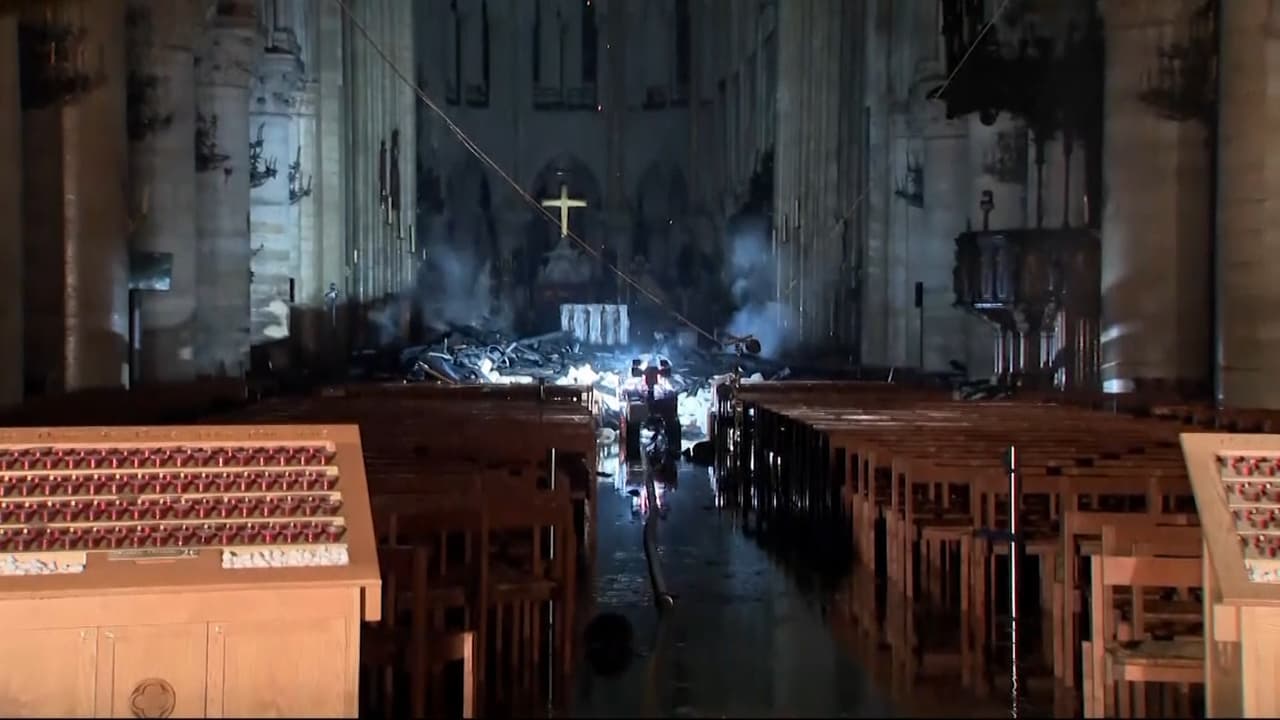 Un incendio arrasa con la catedral de Notre Dame de París: los bomberos logran extinguir las llamas y salvar las dos torres