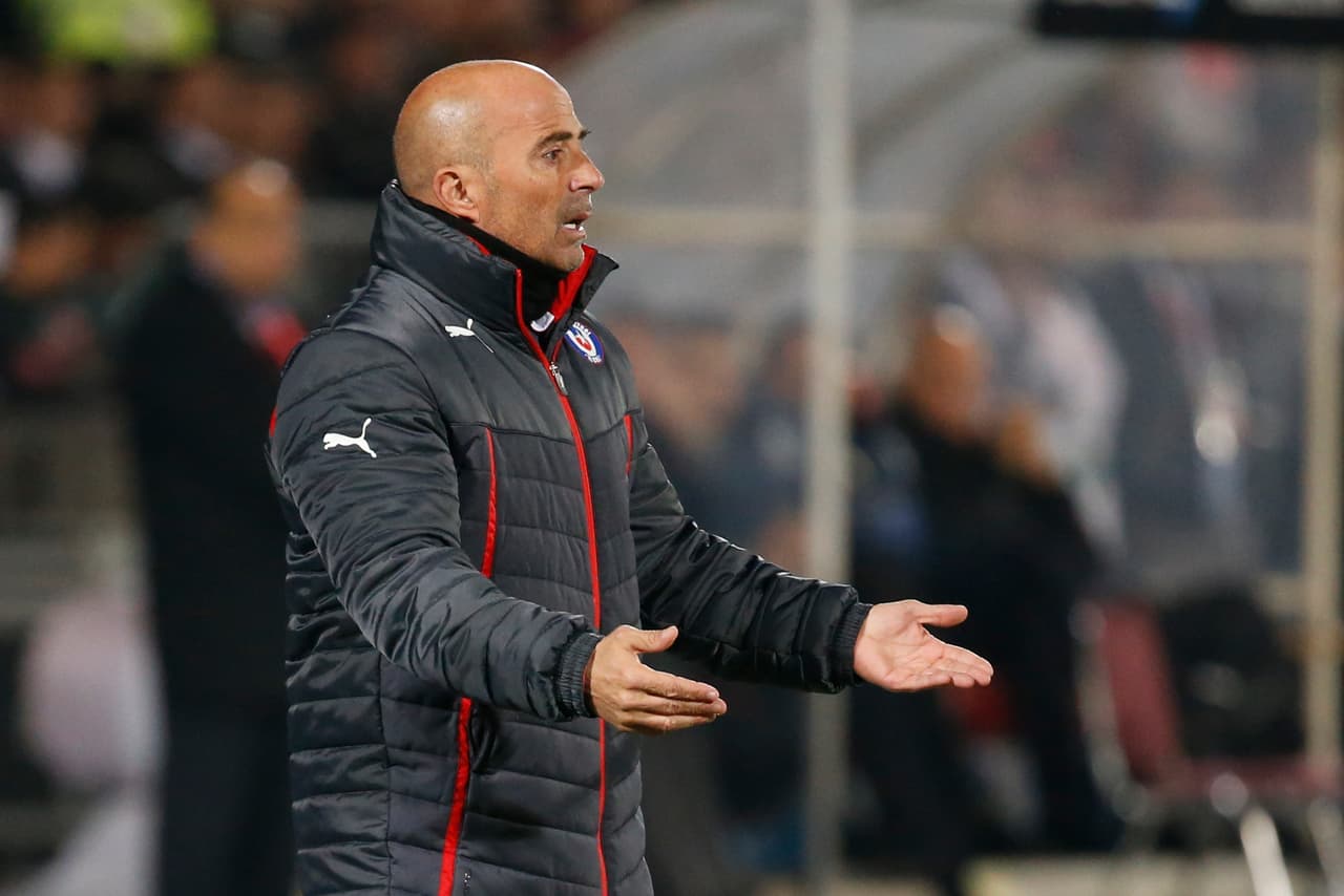 Sampaoli no se veía conforme con las entradas que propinaban los uruguayos a los chilenos.