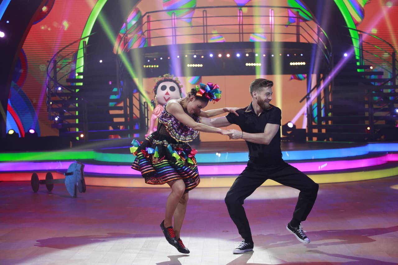 Ahora tocaba el turno de volver a interpretar sus mejores bailes. Vestida como muñequita mexicana, Sara bailó 'Caray'.