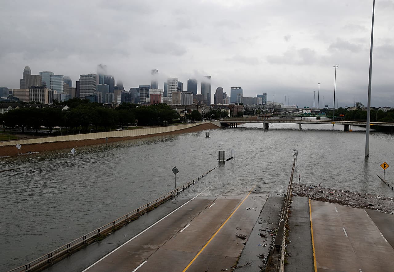 La inundación en las calles de la ciudad. El downtown al fondo.