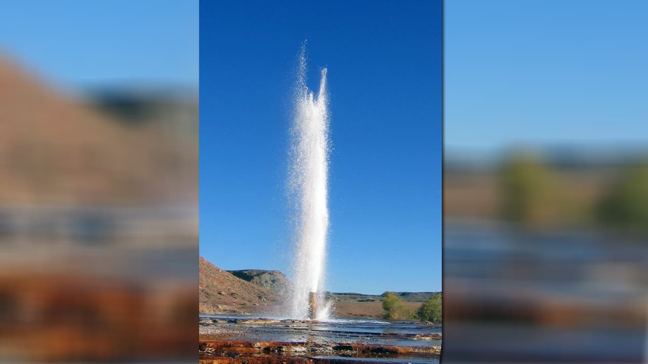 <b>Crystal Geyser:</b> Es un géiser parcialmente artificial situado en la orilla del río Green a unos 16 kilómetros de la ciudad de Green River.
<b>Se originó en 1936</b> cuando un pozo de exploración petrolífera penetró en un sistema de aguas subterráneas bajo una inmensa presión causada por un depósito de
<b>gas de dióxido de carbono</b> (CO2) atrapado.