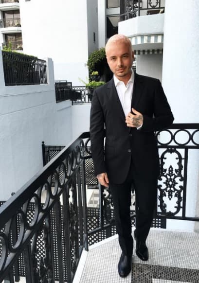 J Balvin es multifacético, casual y elegante a la vez, ¿cómo lo prefieres? El ídolo del reggaetón tiene 5 nominaciones en las categorías El Súper Tour, La Más Pegajosa, Mi Artista Urbano, Mi Fan Army, Favorito y Mi Tuitero Favorito.