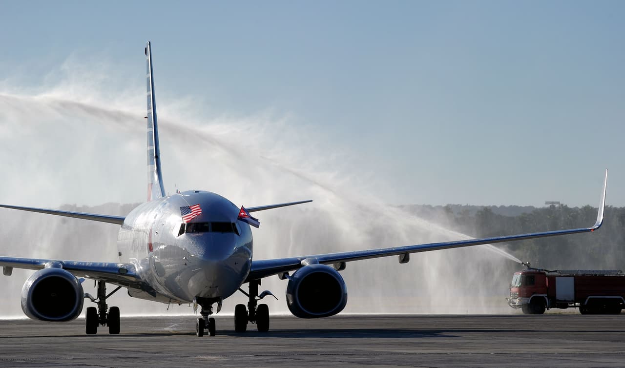 Es el primer vuelo de American Airlines desde la ciudad de Florida que llega a la isla caribeña como parte del levantamiento de restricciones anunciado por Obama tras el deshielo de relaciones diplomáticas. Sin embargo, hay dudas que con el gobierno de Trump esta política siga su curso.