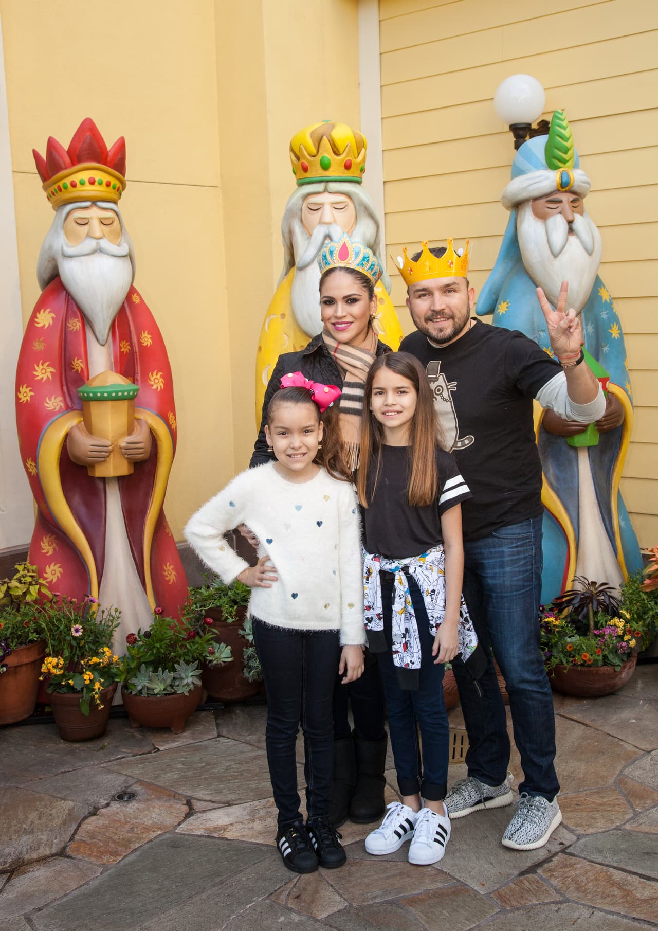 Y aquí, otra imagen de los Reyes Magos con la familia de Poncho Lizárraga.