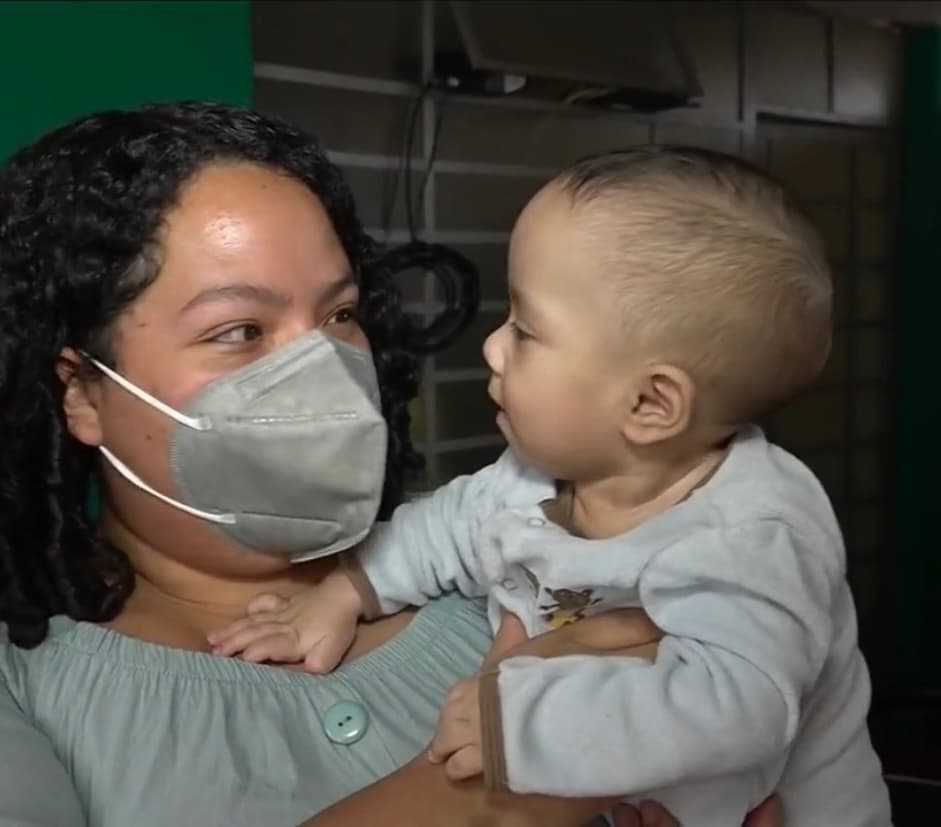 Mientras la pareja sigue esforzándose para juntar el dinero necesario, ambos continúan disfrutando de los pequeños que, con plenas sonrisas,
<b> hacen olvidar por un momento todo el martirio que han vivido en poco tiempo de vida. </b>
<br>