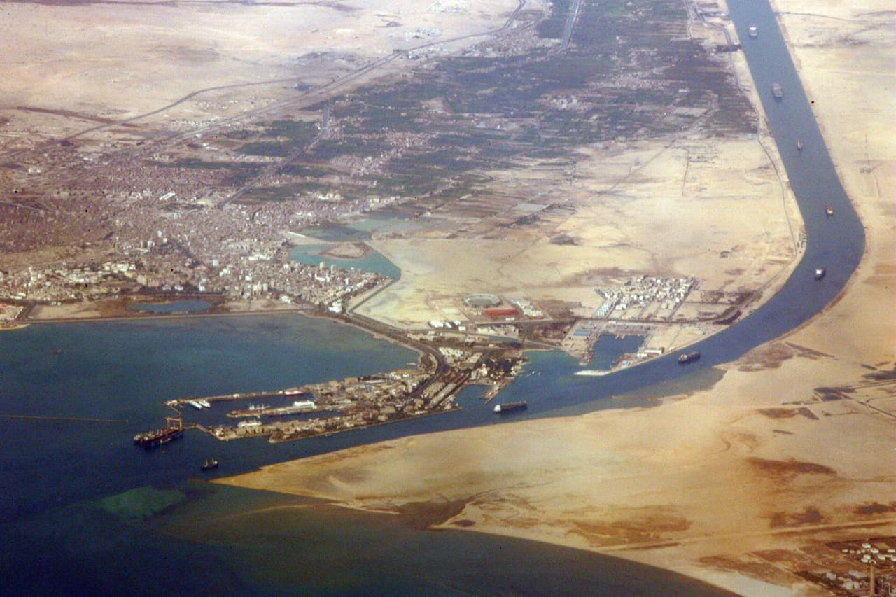 En 1869 fue inaugurado el canal de Suez, un proyecto titánico impulsado por el diplomático francés Ferdinand de Lesseps y autorizado por las autoridades egipcias de la época. Sus 120 millas de longitud 
<a href="https://www.britannica.com/topic/Suez-Canal/History"><u>unen las ciudades egipcias de Port Saids en el mar Mediterráneo y Suez en el mar Rojo</u></a> (en la fotografía). 
<br>
<br> Este recorrido es el límite entre Asia y Europa al norte de África, y evita que los barcos tengan que dar la vuelta al inmenso continente africano para llegar del medio oriente al océano Atlántico. 
<br>