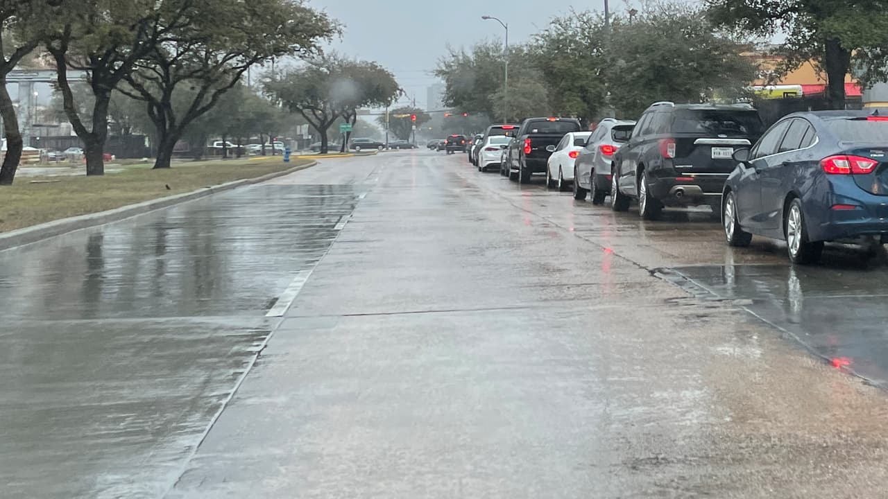 Las filas de automóviles se forman en las orillas de la calle para poder ingresar al área de autoservicio de los restaurantes.