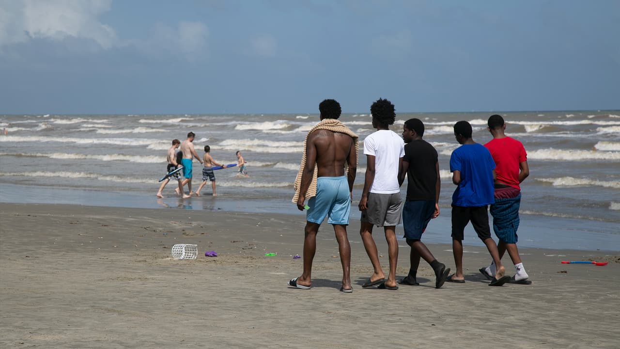El aumento de casos en los últimos días en la isla ha hecho que se ordene el uso de mascarilla, al igual que lo hizo
<a href="https://www.univision.com/local/houston-kxln/esto-es-lo-que-debes-saber-sobre-el-uso-de-mascarilla-dentro-de-un-negocio-en-el-condado-harris-fotos">el condado Harris y Houston </a>desde el pasado lunes.