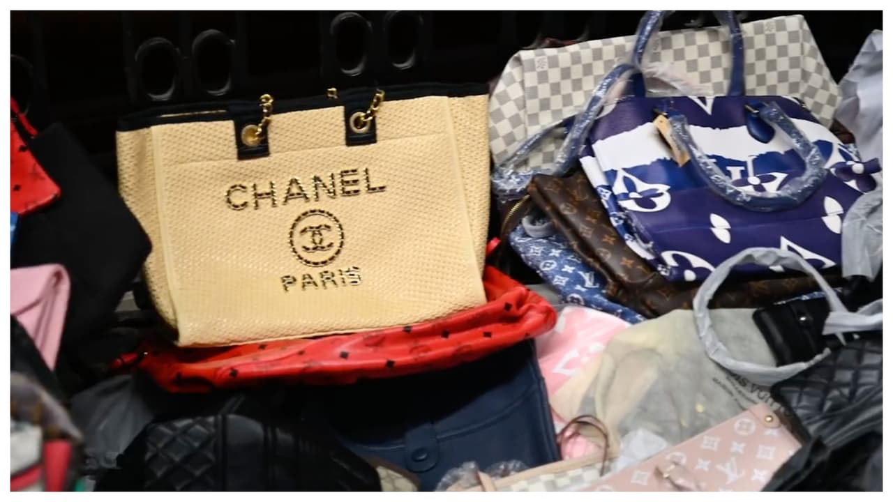 Quejas de la comunidad, aseguró la policía, les condujo a Canal Street, en donde detuvieron a cinco personas por vender bolsos, lentes para el sol y otros productos que replicaban marcas de diseñadores exclusivos.