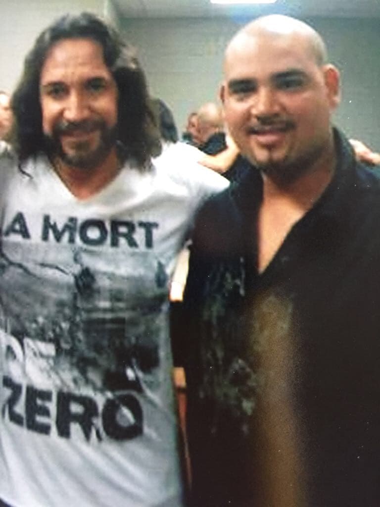 <a href="http://www.univision.com/temas/raul-molinar-el-pelon">Raúl 'El Pelón'</a>, back stage con 
<a href="http://http://www.marcoantoniosolis.com/">Marco Antonio Solís.</a>