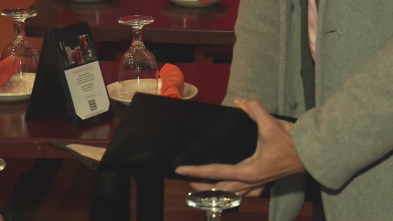 Meseros en NYC: ¿cuánto ganan y a qué costo? 