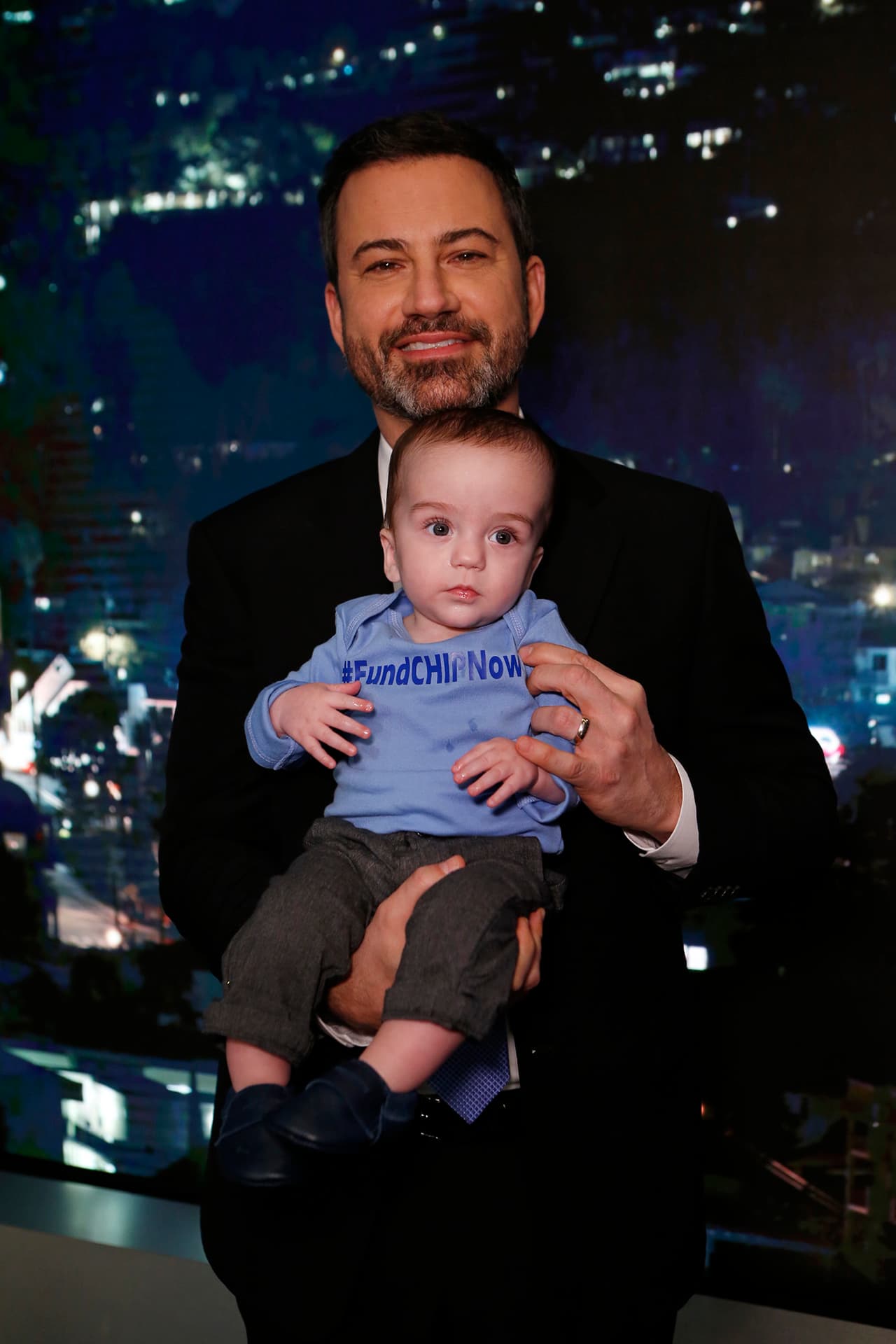 El presentador
<b> Jimmy Kimmel </b>
<a href="Jimmy Kimmel llora al contar la historia de su hijo recién nacido y llama la atención sobre la relevancia de Obamacare">contó en mayo</a> que su hijo había nacido con un problema congénito del corazón. El niño ya está fuera de peligro y, a partir de esa experiencia, el comediante ha abogado por el acceso a la salud a través de conmovedores discursos.
<b>“Si tu bebé está a punto de morir, el dinero no tendría por qué ser un factor determinante"</b>, dijo durante el primer monólogo, en el que defendió la relevancia de Obamacare en pleno debate sobre la ley. En
<a href="https://www.univision.com/noticias/obamacare/con-su-bebe-recien-operado-y-entre-lagrimas-jimmy-kimmel-aboga-por-el-programa-de-seguro-infantil-chip">diciembre</a>, subió a la tarima con el pequeño de 8 meses en brazos, para instar al Congreso a que apruebe el seguro médico para niños
<a href="http://www.univision.com/noticias/obamacare/comite-del-senado-aprueba-ley-para-renovar-el-programa-de-seguros-para-ninos-chip-por-cinco-anos">CHIP.</a>