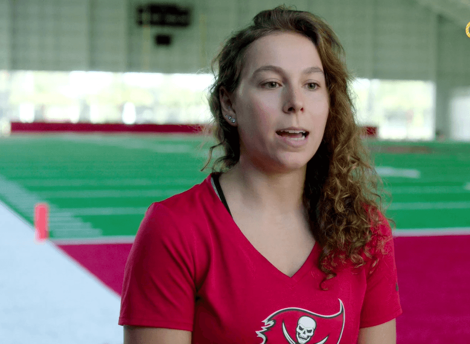 Carly fue contratada en el 2019 y vivirá su primer Super Bowl en esta posición. Su pasión por este deporte inició desde niña y se considera una 'nerd' en esta posición.