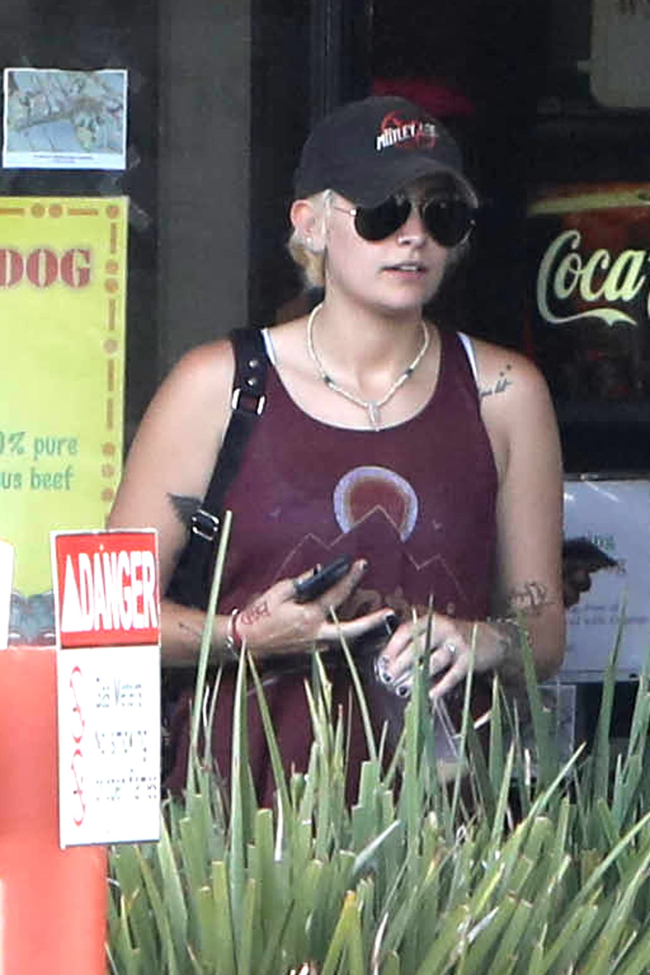 Podemos ver un poquito el anillo brillante en su mano izquierda.