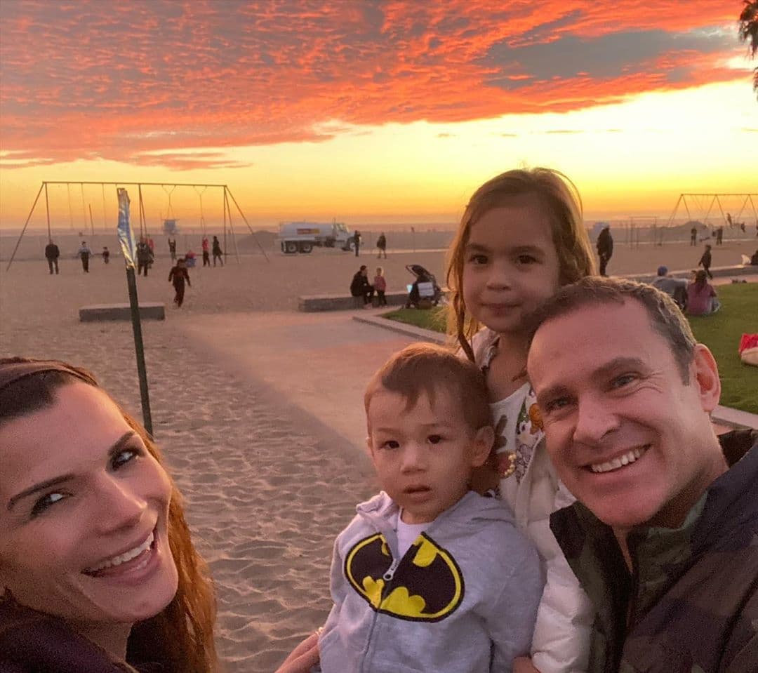 Michelle y Liam fueron testigos del romántico momento en la playa de Santa Mónica, California.
