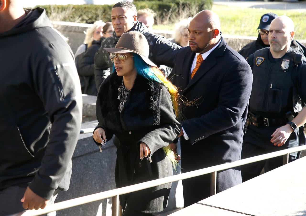 Sin embargo, su abogado alegó que la cantante carecía de historial criminal y que se presentó por su propia voluntad ante la justicia cuando fue requerida.