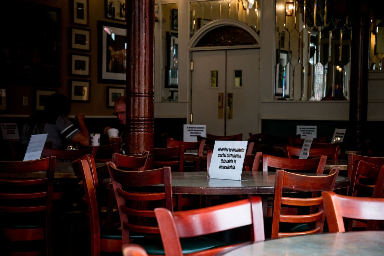 Evitar usar mesas compartidas, a menos que las personas tengan una distancia de seis pies.