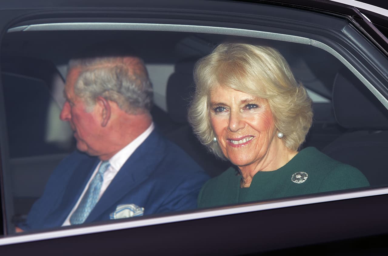 En 1998, un año después de la muerte de Diana, el heredero al trono británico 
<b>presentó a Camilla ante sus hijos</b>, pero aún parecía improbable que ambos se casaran y legitimaran su relación ante todos. 
<br>