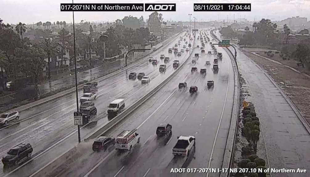 "La lluvia cae con mucha fuerza en la I-17 cerca de la Avenida Northern", publicó ADOT a las 5:07 PM.