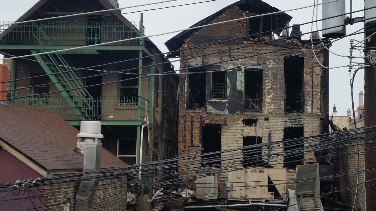 El incendio comenzó alrededor de las 12:30 am en el 1515 W. Calle 18 en el icónico restaurante que abrió sus puertas hace 53 años.
